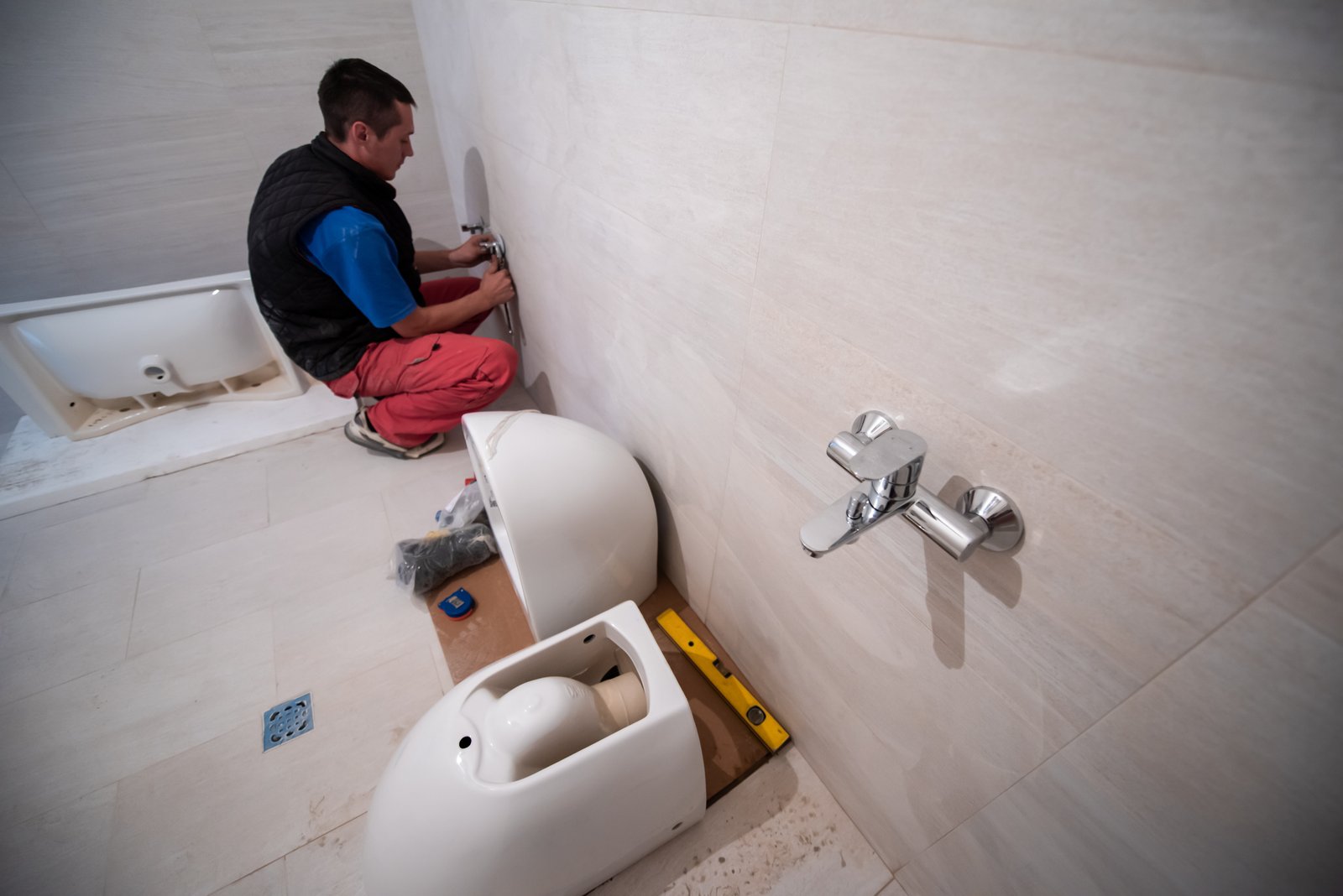 instalación de grifería moderna en baño
