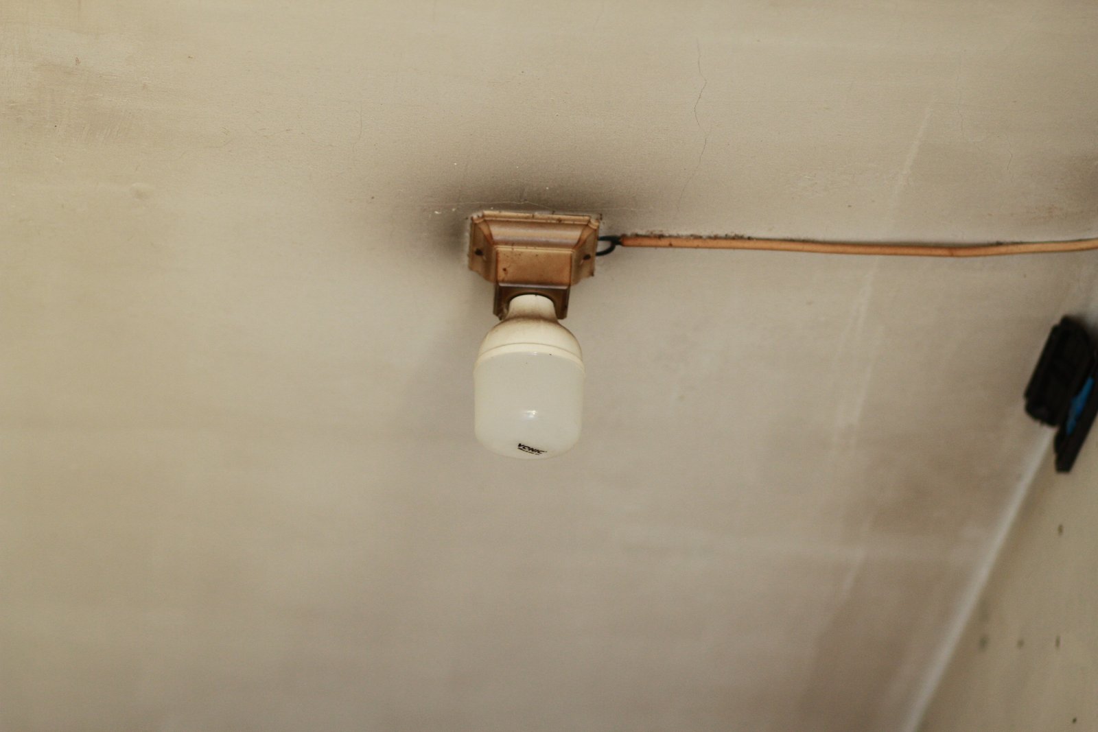 instalación de lámpara colgante en sala